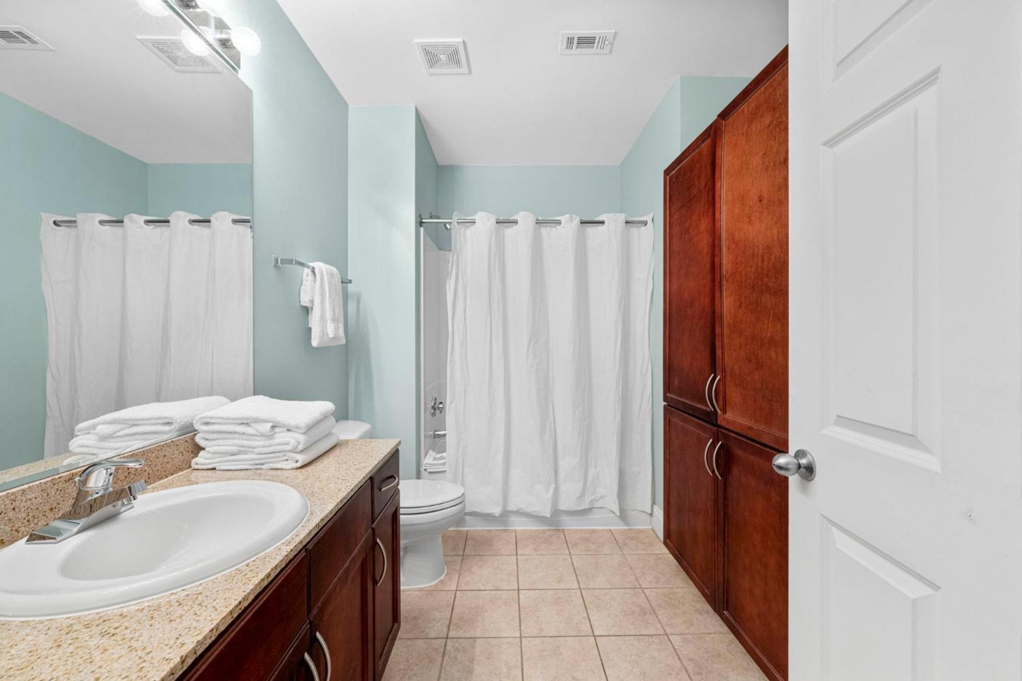 Apartment Laketown Wharf 2133 *